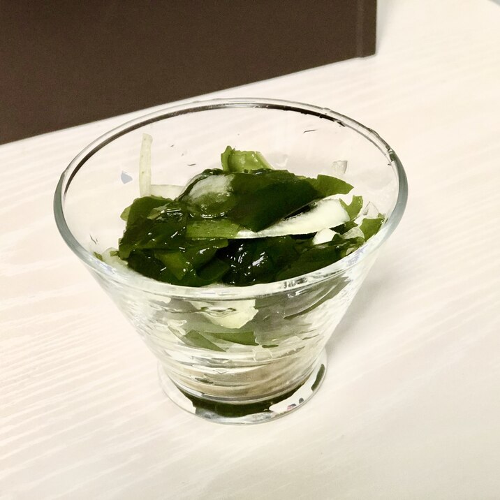 玉ねぎとわかめの酢の物 アマニ油がけ